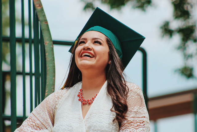 Ilustrasi Tanggal Ijazah SMA Terletak di mana, sumber gambar unsplash/Juan Ramos