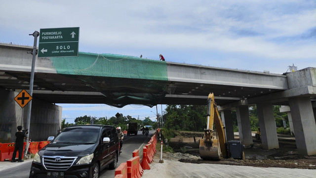 Suasana exit tol Tamanmartani, Kabupaten Sleman, Jumat (14/3/2025). Foto: Arfiansyah Panji Purnandaru/kumparan