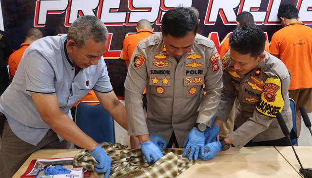 Polisi membongkar sarung yang digunakan pelajar untuk tawuran di Mempawah. Foto: M. Zain/Hi!Pontianak