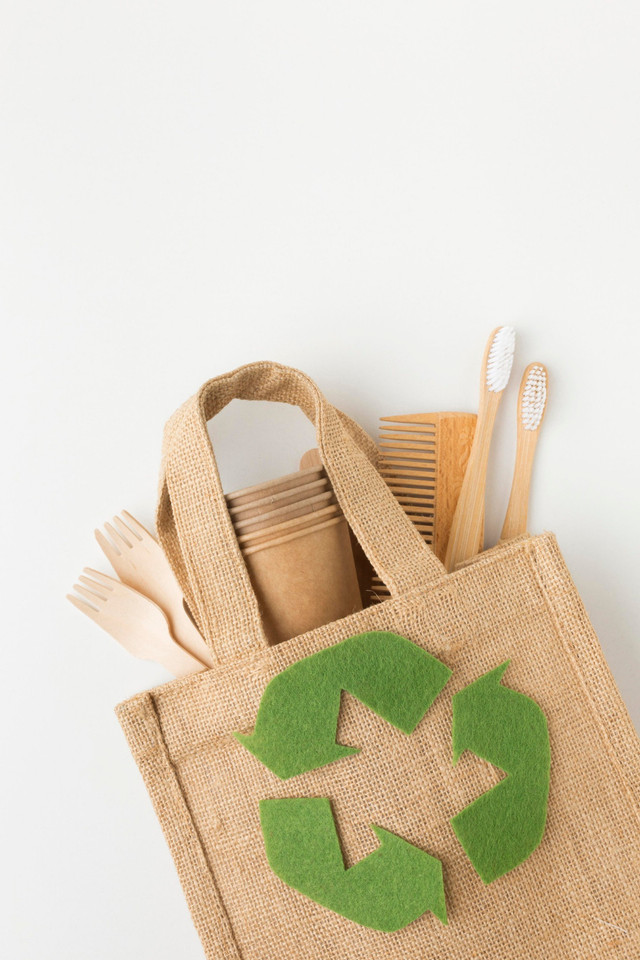 Ecological bag on desk Image by freepik