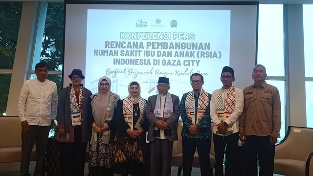 Tim gabungan dari AWG dan Maemuna Center Indonesia yang menginisiasi rencana pembangunan Rumah Sakit Ibu dan Anak Indonesia di Gaza, Kemlu, Jakpus, Jumat (14/3). Foto: Thomas Bosco/kumparan