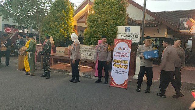 Jelang Berbuka, Polsek Pakel Bersama Paguyuban Pencak Silat Bagi – Bagi Takjil 