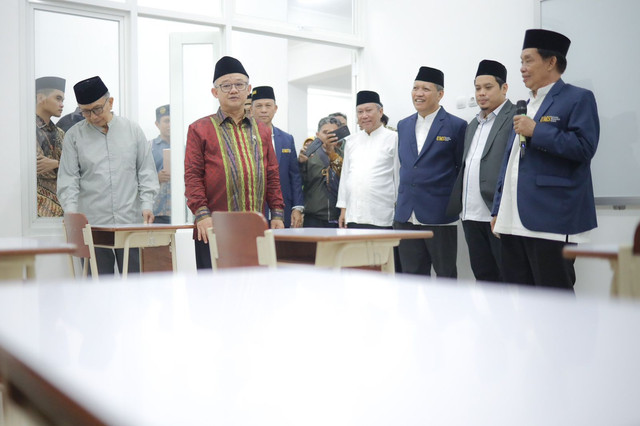 Survei gedung oleh Prof. Abdul Mu'ti bersama Rektor UMS dan jajaran dekan FKIP UMS.(Foto Humas UMS)