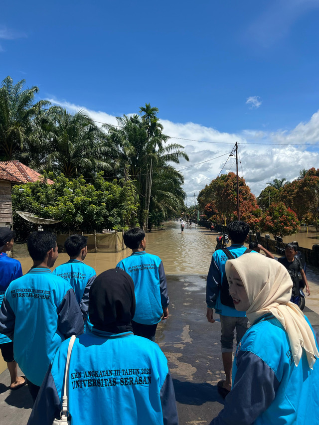 Mahasiswa Meninjau Lokasi Banjir