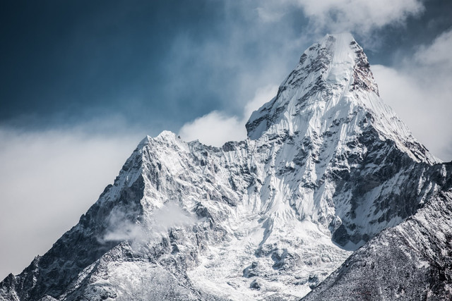 Ilustrasi 7 Gunung Tertinggi di Dunia. Unsplash.com/Martin Jernberg