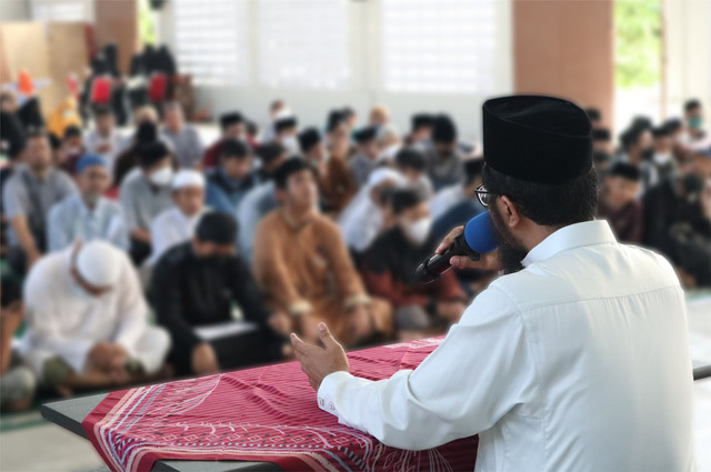 Ceramah Menjelang Buka Puasa. Foto: Unsplash/Raka Dwi Wicaksana.