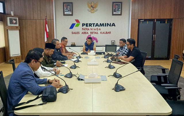 Komisi Informasi Kalbar saat berkunjung ke Pertamina Patra Niaga Sales Retail Kalbar. Foto: Dok. Komisi Informasi