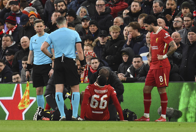 Pemain Liverpool Trent Alexander-Arnold mendapat perawatan medis setelah mengalami cedera saat pertandingan 16 besar Liga Champions Eropa di Stadion Anfield, Liverpool, Inggris, Selasa (11/3/2025). Foto: Peter Powell/Reuters