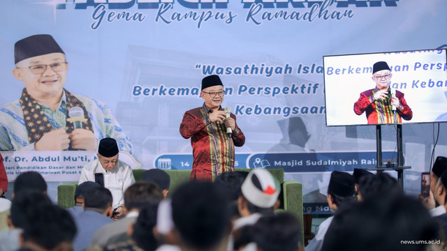 Menteri Pendidikan Dasar dan Menengah RI, Prof. Abdul Mu’ti, M.Ed saat mengisi ceramah di acara Tabligh Akbar GKR UMS 1446 H. (Foto Humas UMS)