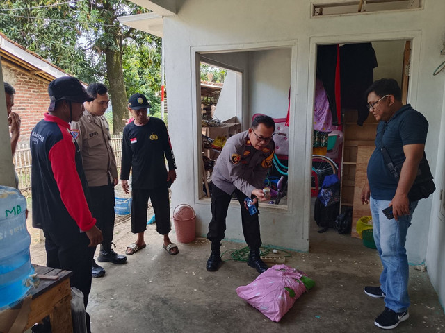 Polisi saat Olah TKP kasus suami bakar istri siri di Indramayu. Dok: Polres Indramayu