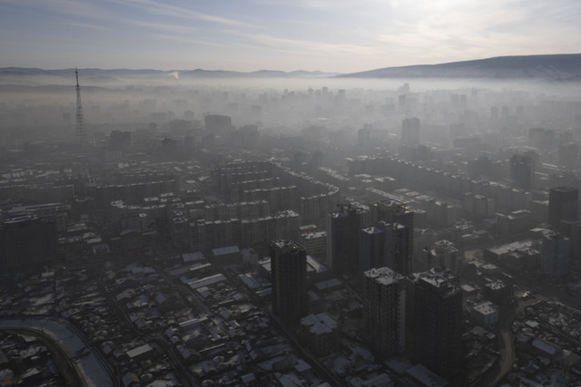 Suasana kota yang tertutup Polusi udara: Foto udara suasana saat polusi udara menyelimuti di Ulan Bator, Mongolia. Foto: Jade Gao/AFP