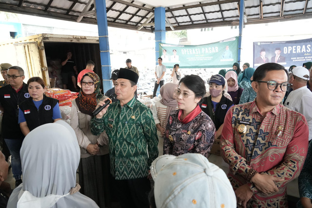 Gubernur Kalbar, Ria Norsan didampingi Wali Kota Singkawang, Tjhai Chui Mie. Foto: Adpim Pemprov Kalbar