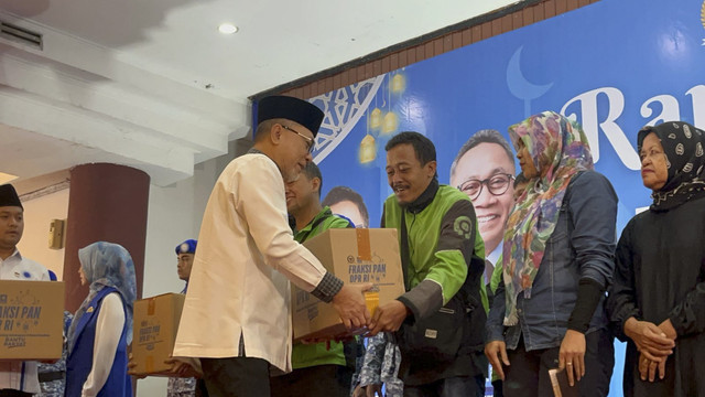 Ketua Umum PAN yang juga sebagai Menko Pangan Zulkifli Hasan membagikan sembako kepada ojek daring dalam Acara Ramadan Bersama PAN di Aula Masjid Baiturrahman di Kompleks DPR RI, Jakarta Pusat, Sabtu (15/3/2025). Foto: Rayyan Farhansyah/kumparan