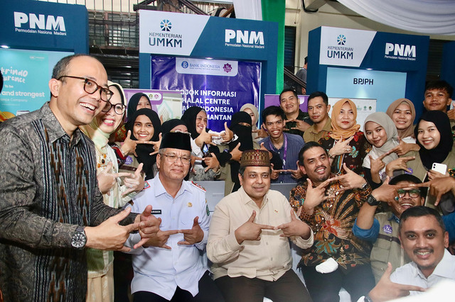 Sekda Kalbar, Harisson berfoto bersama usai membuka Festival Kemudahan Perlindungan Usaha Mikro. Foto: Dok. Adpim Pemprov Kalbar