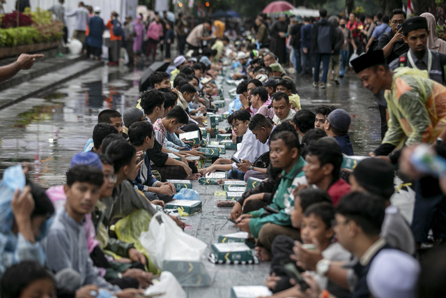 Warga menunggu waktu berbuka puasa pada kegiatan Pemecahan Museum Rekor Indonesia (Muri) Buka Puasa Terpanjang di kawasan Manahan, Solo, Jawa Tengah, Jumat (14/3/2025). Foto: Mohammad Ayudha/ANTARA FOTO