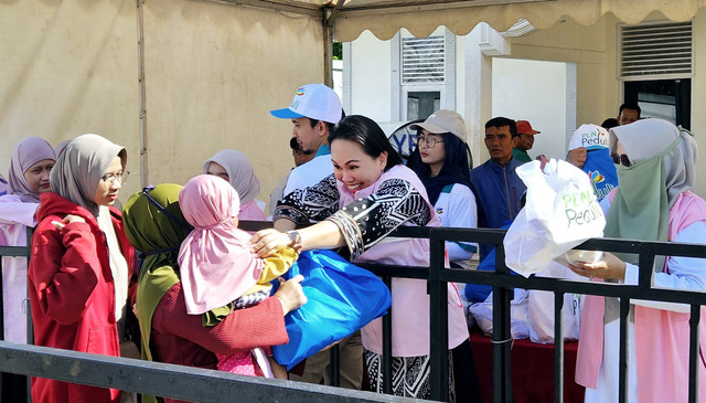 General Manager PLN UID Kalimantan Barat, Joice Lanny Wantania, turut serta dalam kegiatan Pasar Murah Terang Ramadhan PLN Peduli. Foto: Dok. PLN Kalbar