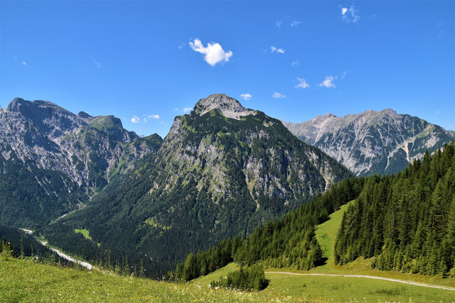 Ilustrasi Mitos Gunung Prau, Foto: Unsplash/Waldemar