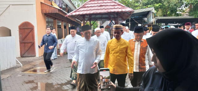 Ketua Umum Partai Golkar, Bahlil Lahadalia saat berkunjung ke Pondok Pesantren Tebuireng di Jombang, Jawa Timur, Jumat (14/3/2025). Foto: Dok. Istimewa