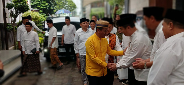 Menteri Energi dan Sumber Daya Mineral (ESDM), Bahlil Lahadalia saat berkunjung ke Pondok Pesantren Tebuireng di Jombang, Jawa Timur, Jumat (14/3). Foto: dok. Istimewa