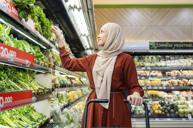 Ramadan dengan belanja hemat dan Rekomendasi merchant berbuka puasa bersama BRI.  Foto: Shutterstock