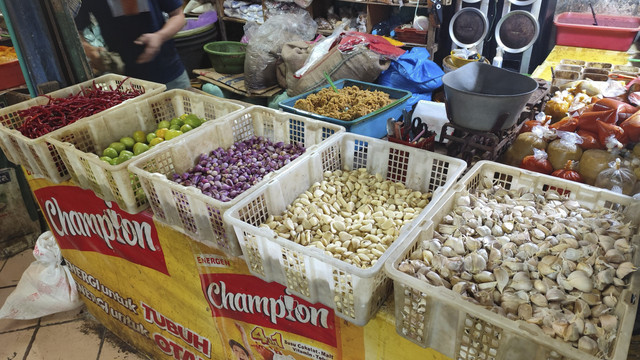 Rempah-rempah yang dijual di Pasar Tradisional Pondok Ranji, Tangerang Selatan, Sabtu (15/3/2025). Foto: Najma Ramadhanya/kumparan