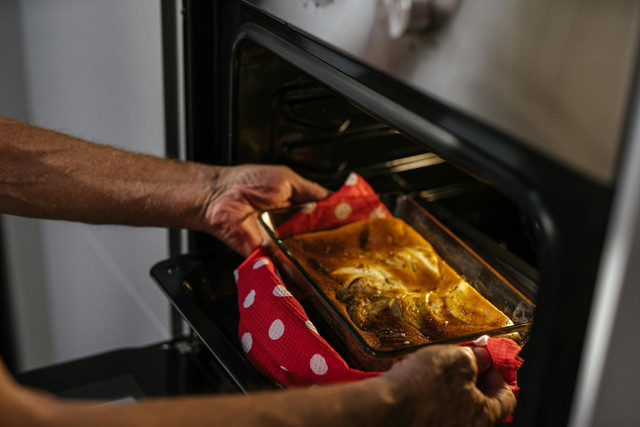 Ilustrasi Cara memanggang bolu di oven listrik. Foto: Pexels.com/SHVETS production