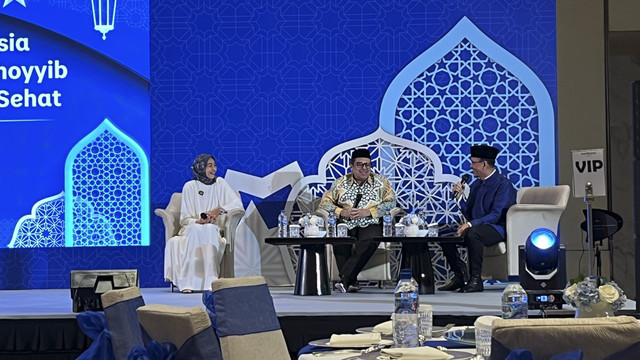 Kepala BPJPH, Ahmad Haikal Hasan (tengah) dan VP General Secretary Danone Indonesia, Vera Galuh Sugijanto (kiri) dalam acara Buka Puasa bersama Danone Indonesia di Jakarta pada Jumat (14/3/2025). Foto: Gitario Vista Inasis/kumparan