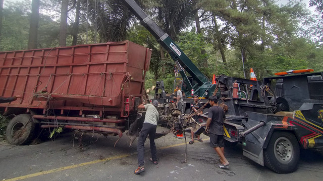 Kecelakaan yang melibatkan tujuh unit kendaraan di ruas Jalan Raya Cipanas-Puncak, Desa Cibeureum, Kecamatan Cugeunang, Kabupaten Cianjur, Jawa Barat, Sabtu (15/3/2025). Foto: Dok. kumparan