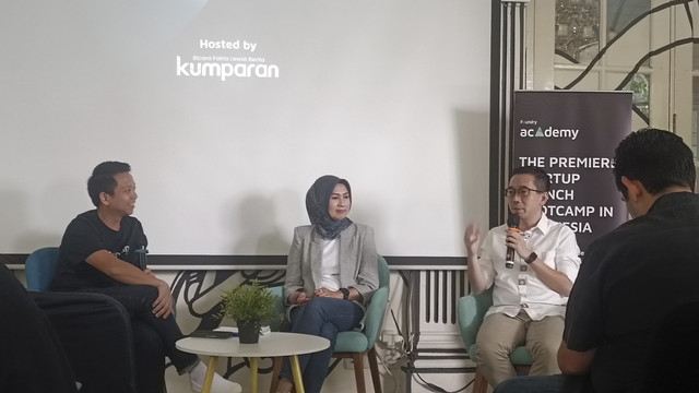 Founder & CEO TransTrack Anggia Meisesari (tengah) saat mengisi kelas Foundry Academy di kantor Kumparan, Pasar Minggu, Jakarta Selatan, Sabtu (15/3/2025). Foto: Thomas Bosco/kumparan