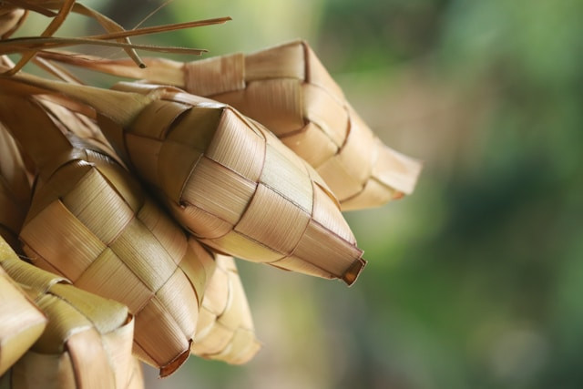 Ilustrasi cara masak ketupat hemat gas. Foto: Unsplash/Mufid Majnun