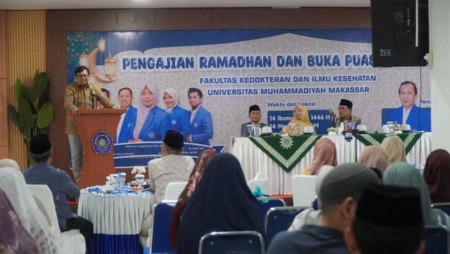 Wakil Rektor II Prof Dr Andi Sukri Syamsuri MHum saat membawakan sambutan pada acara Buka Puasa Bersama di Aula Fakultas Kedokteran dan Ilmu Kesehatan (FKIK) Universitas Muhammadiyah (Unismuh) Makassar 