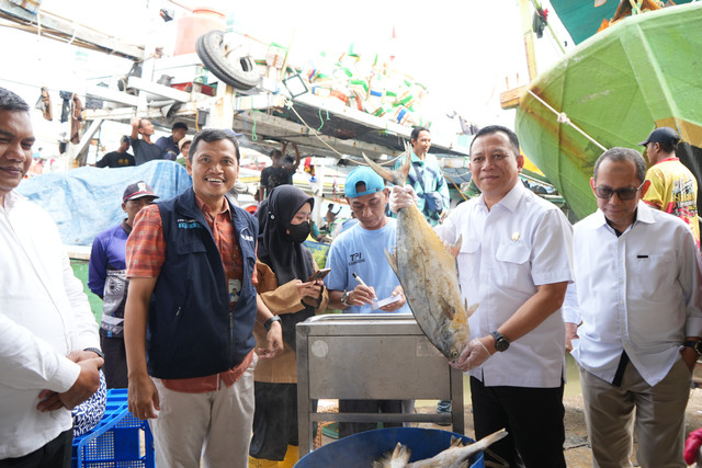 KKP mengecek stok ikan di Pelabuhan Perikanan Karangsong. Dok: KKP.