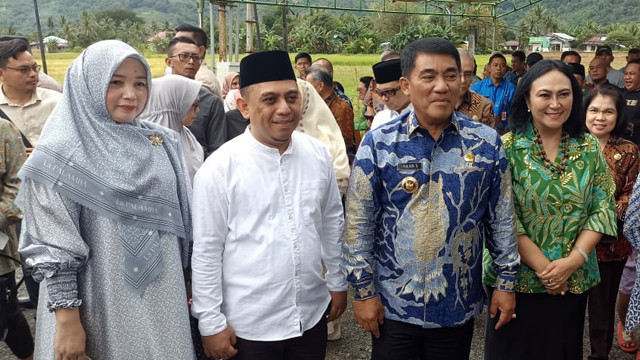 Gubernur Sulawesi Utara, Yulius Selvanus (kemeja batik) bersama Bupati Bolmong, Yusra Alhabsyi (kemeja putih) saat berada di Kabupaten Bolaang Mongondow. Keduanya berkomitmen menghadirkan Universitas di wilayah Bolmong.