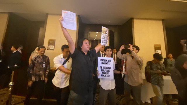 Koalisi Masyarakat Sipil Reformasi Sektor Keamanan masuk ke ruang rapat Panja DPR RI yang bahas RUU TNI secara tertutup di Hotel Fairmont, Sabtu (15/3). Foto: Dok. Istimewa