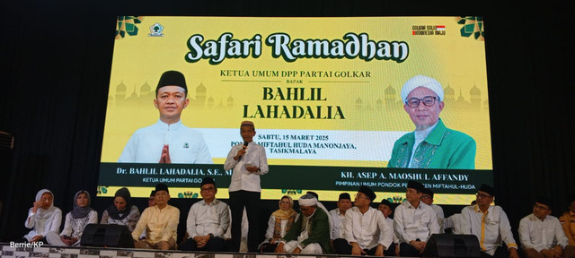 Ketua Umum Partai Golkar, Bahlil Lahadalia bersama pengurus Golkar safari Ramadhan ke pondok pesantren (ponpes) di Tasikmalaya, Jawa Barat (Jabar), Sabtu (15/3).