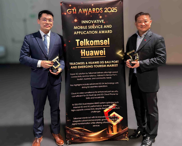 Penghargaan Innovative Mobile Service and Application Award dari GTI Awards 2025, diberikan atas inovasi pemanfaatan Hyper 5G Telkomsel dan Huawei yang diterapkan di Smart Port Pelabuhan Benoa, Bali. Foto: Dok. Telkomsel