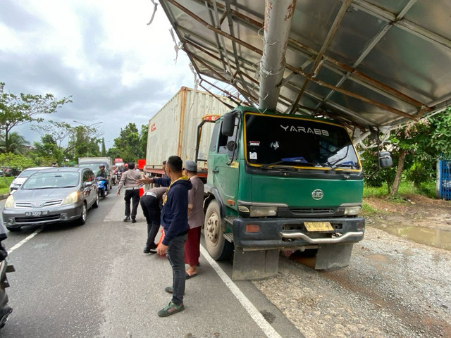 Truk kontainer tertimpa papan reklame di Kubu Raya. Foto: Dok. Polres Kubu Raya