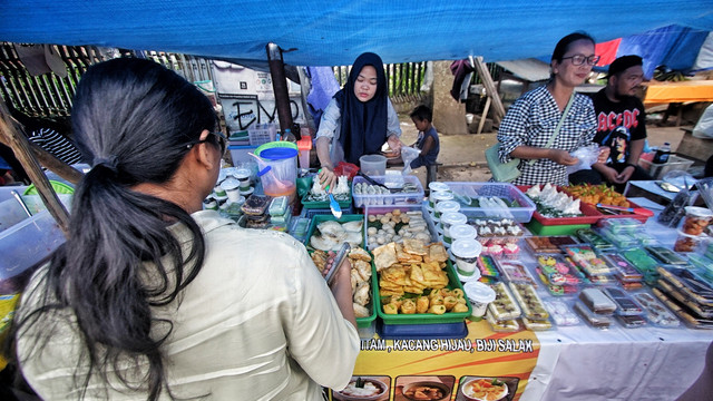 Kawasan Jalan Ratna yang menjadi surga para pemburu takjil ramadan di Palembang, Sabtu (15/3) Foto: ary/urban id