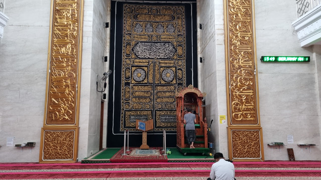 Kiswah di Masjid Al Hidayah di Perumahan Perumahan Darmo Indah, Surabaya dok. Farusma Okta Verdian/kumparan