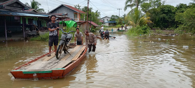 Banjir yang merendam di beberapa desa di Kecamatan Tanah Pinoh, Kabupaten Melawi. Foto: Dok. Polsek Kota Baru