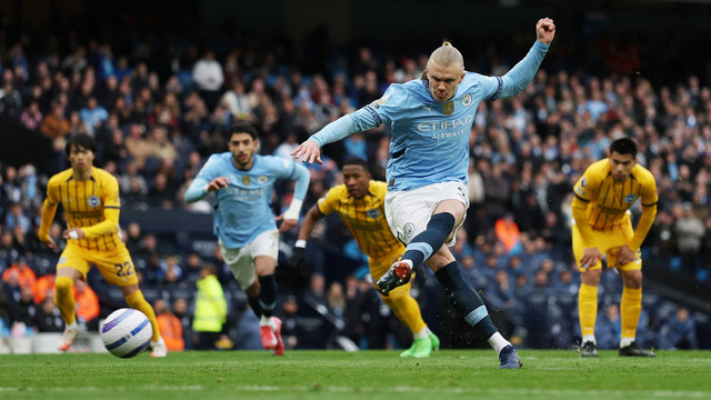 Eksekusi penalti Erling Haaland saat Man City vs Brighton and Hove Albion dalam laga pekan ke-29 Liga Inggris 2024/25 di Stadion Etihad, Sabtu (15/3) malam WIB. Foto: Action Images via Reuters/Lee Smith