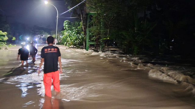 Banjir bandang di Kecamatan Kalitidu, Kabupaten Bojonegoro, Jawa Timur. Sabtu malam (15/03/2025) (Aset: Istimewa)