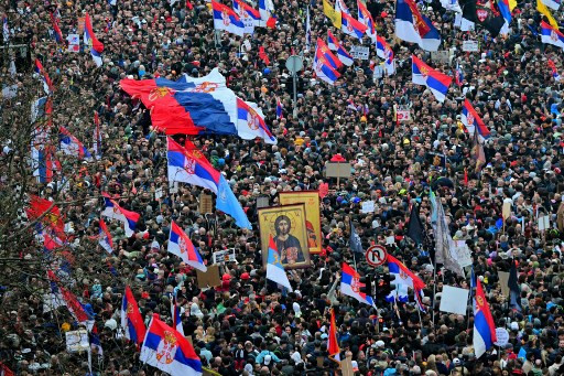 Ratusan ribu orang demo anti korupsi di Belgrade, Serbia, pada Sabtu (16/3).  Foto: Andrej Isakovic/AFP