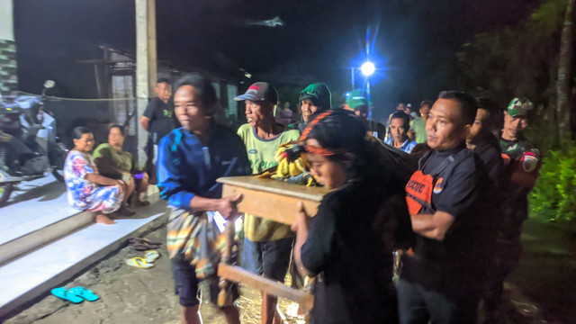 Proses evakuasi seorang warga Desa Leran, Kecamatan Kalitidu, Kabupaten Bojonegoro, yang meninggal saat banjir. Sabtu malam (15/03/2025) (Aset: Istimewa)