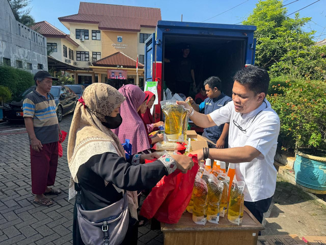 Direktur Utama PT Food Station Tjipinang Jaya sedang melayani konsumen di Pasar Murah di Kelurahan Kampung Rambutan. Dok: Food Station Tjipinang Jaya