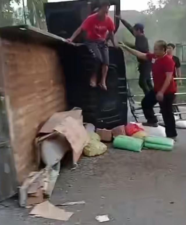 Pikap terguling usai menabrak pembatas jalan di Ayani, Kubu Raya. Foto: Dok. Instagram @pontianakviral.