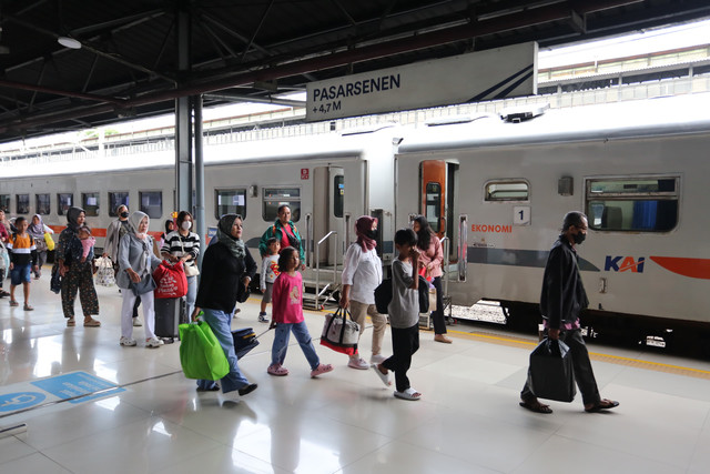 Penumpang kereta menjelang mudik lebaran. Foto: KAI