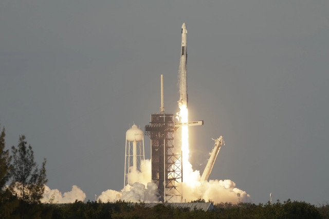 Roket SpaceX Falcon 9 dengan empat awak di dalam pesawat ruang angkasa Crew Dragon lepas landas dalam misi ke Stasiun Luar Angkasa Internasional dari landasan 39A di Kennedy Space Center di Cape Canaveral, Florida, Jumat, (14/3/2025). Foto: Terry Renna/AP Photo