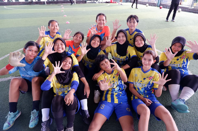 SSB Roket FC Putri saat menjalani sesi latihan di bulan Ramadan di Lapangan Futsal Miru, Jagakarsa, Jakarta Selatan. Sabtu (15/3). Foto: Antika Fahira/kumparan