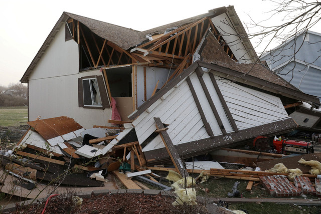 Kondisi rumah-rumah yang rusak setelah tornado melanda Florissant, Missouri, Amerika Serikat, Sabtu (15/3/2025). Foto: Lawrence Bryant/REUTERS